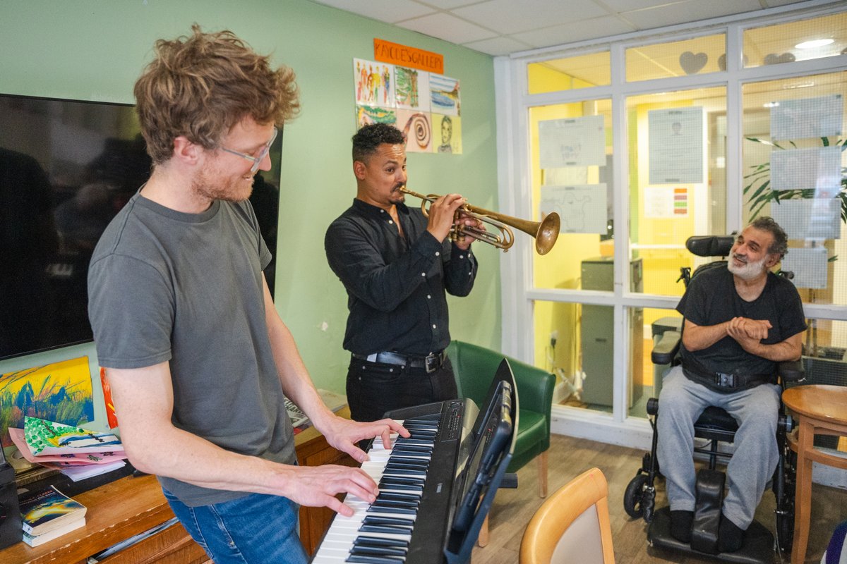 💘 Valentine's Day at @BridgesideLodge 💐

A fun afternoon of love songs with @jayphelpsmusic & @SirShakewell 

📸 - @hannah_lovell
_______

#Valentines #LiveMusicForWellbeing #TheSpitz #MusicInCare #ArtsInCare #PowerOfMusic #Jazz #MusicCharity @ForestHealthLtd
