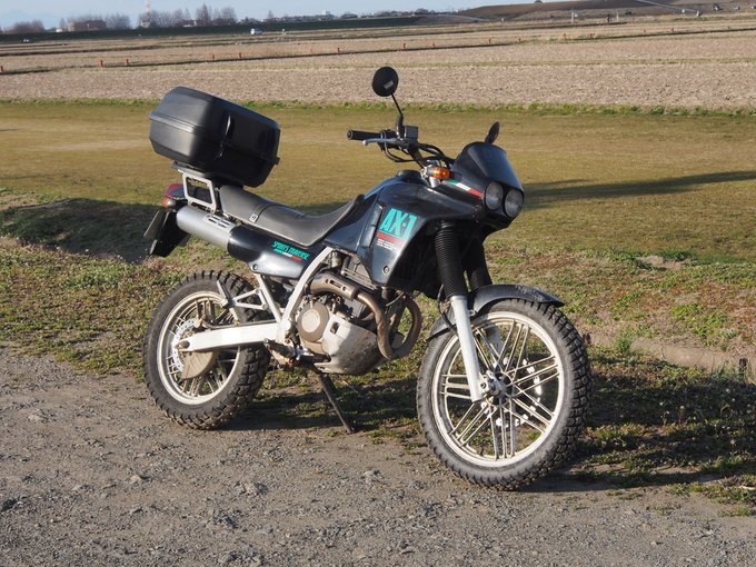 #愛車のノーマルと現在の比較 AX-1→NX250シートから下はAX-1のまま。譲り受けてもう10年、5万キロ走った事になるのか。メーターは250と650でデザインは同じなのだけどAX-1のほうがシュッとしてるよね。NXは針も無骨と言おうか。 