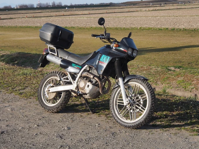 #愛車のノーマルと現在の比較 AX-1→NX250シートから下はAX-1のまま。譲り受けてもう10年、5万キロ走った事になるのか。メーターは250と650でデザインは同じなのだけどAX-1のほうがシュッとしてるよね。NXは針も無骨と言おうか。 