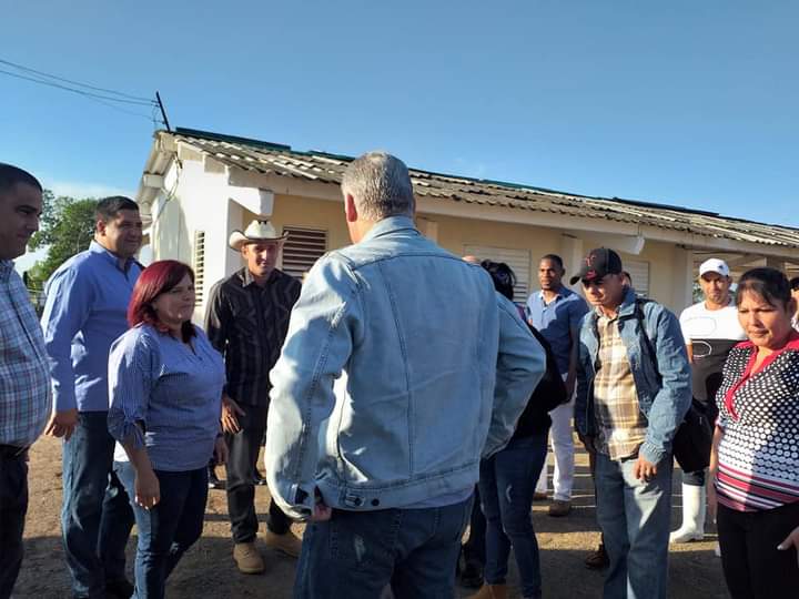 En áreas de la Empresa Pecuaria, Camilo Cienfuegos de #ConsolacióndelSur, @DiazCanelB y @DrRobertoMOjeda, intercambian con trabajadores sobre las proyecciones y tareas para superar las dificultades. Junto a ellos @YamileRamosCord. #PinardelRío, #Cuba, #GenteQueSuma