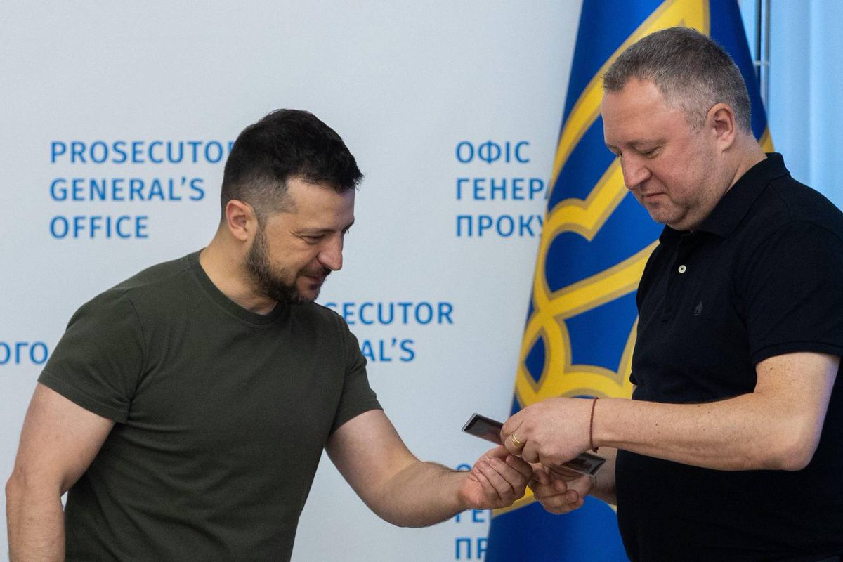 “Генпрокурор Костін, який наплодив на замовлення ОП політичних кримінальних справ, має намір залишити генпрокуратуру і активно змінює прописку своїх одеських активів на Туреччину", - Дубінський.

Отак вони всі разом з Зеленським, Єрмаком і Татаровим награбують та звалять.