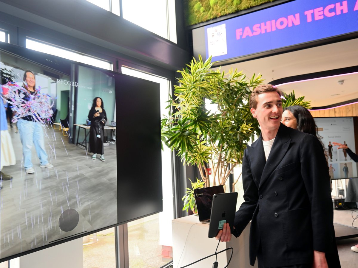 UEL_News's tweet image. We&apos;re at Fashion Tech Applied - London Book Launch &amp;amp; Tech Exhibit! 🖥️📚

Exploring innovative projects by our academics &amp;amp; Beyond Form fashion tech startups, from computer gaming, augmented reality, digital fashion, artificial intelligence and generative design. @beyond_peter