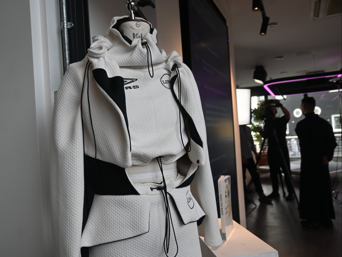 UEL_News's tweet image. We&apos;re at Fashion Tech Applied - London Book Launch &amp;amp; Tech Exhibit! 🖥️📚

Exploring innovative projects by our academics &amp;amp; Beyond Form fashion tech startups, from computer gaming, augmented reality, digital fashion, artificial intelligence and generative design. @beyond_peter