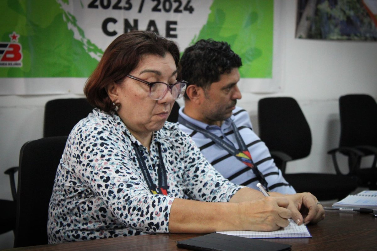 SomosUnem's tweet photo. Ahora||Desde el Salón Fernanda Bolaños del #CNAE en el @MPPEDUCACION
 por instrucciones de nuestro presidente @NicolasMaduro
 y nuestra ministra @_LaAvanzadora, la #UNEM participa junto al colectivo encargado de desarrollar el Proceso de Actualización de la Colección Bicentenario https://t.co/l4C9FQUt6l