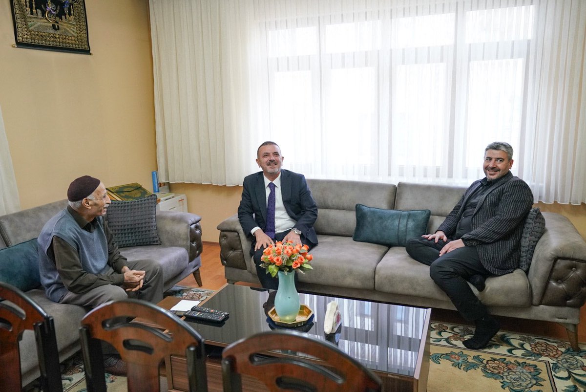 Belediye Başkanımız Murat Ercan ile birlikte Aziz Şehidimiz Hanifi Gül'ün bizlere emaneti Abdülkerim amcamızı ziyaret ettik.

Hayr duasını aldık.