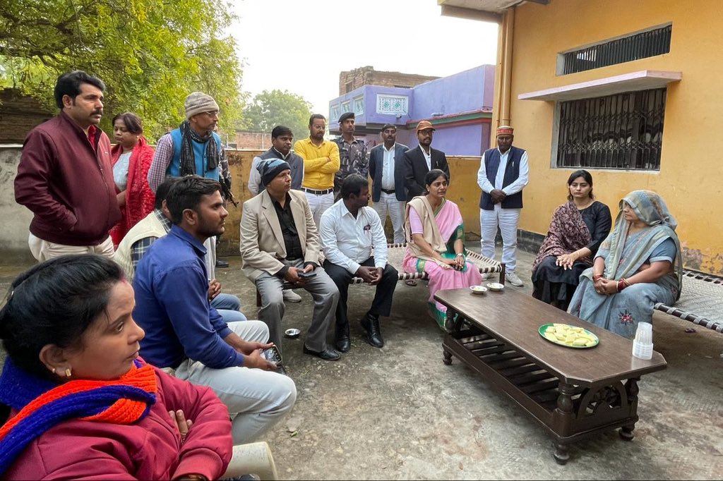 AnupriyaSPatel's tweet image. ग्रामसभा-पथर दसौधी, विकासखंड-सिटी, विधानसभा-मझवाँ, जनपद-मीरजापुर निवासी श्रीमती अंजना पांडेय,पूर्व ज़िला पंचायत सदस्य के आवास पर उनके दिवंगत पति स्व. अजनी नंदन पांडेय को श्रद्धांजलि अर्पित किया एवं परिवारजन से भेंट की।