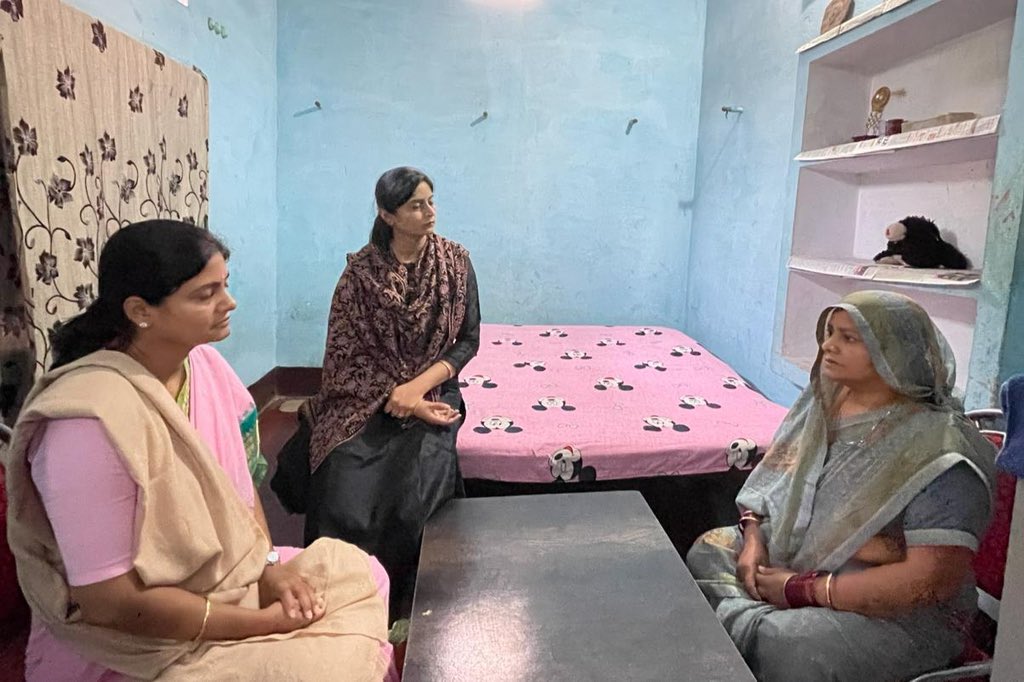 AnupriyaSPatel's tweet image. ग्रामसभा-पथर दसौधी, विकासखंड-सिटी, विधानसभा-मझवाँ, जनपद-मीरजापुर निवासी श्रीमती अंजना पांडेय,पूर्व ज़िला पंचायत सदस्य के आवास पर उनके दिवंगत पति स्व. अजनी नंदन पांडेय को श्रद्धांजलि अर्पित किया एवं परिवारजन से भेंट की।