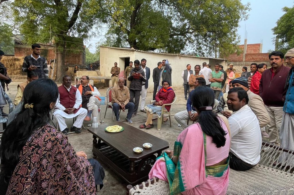 AnupriyaSPatel's tweet image. ग्रामसभा-पथर दसौधी, विकासखंड-सिटी, विधानसभा-मझवाँ, जनपद-मीरजापुर निवासी श्रीमती अंजना पांडेय,पूर्व ज़िला पंचायत सदस्य के आवास पर उनके दिवंगत पति स्व. अजनी नंदन पांडेय को श्रद्धांजलि अर्पित किया एवं परिवारजन से भेंट की।