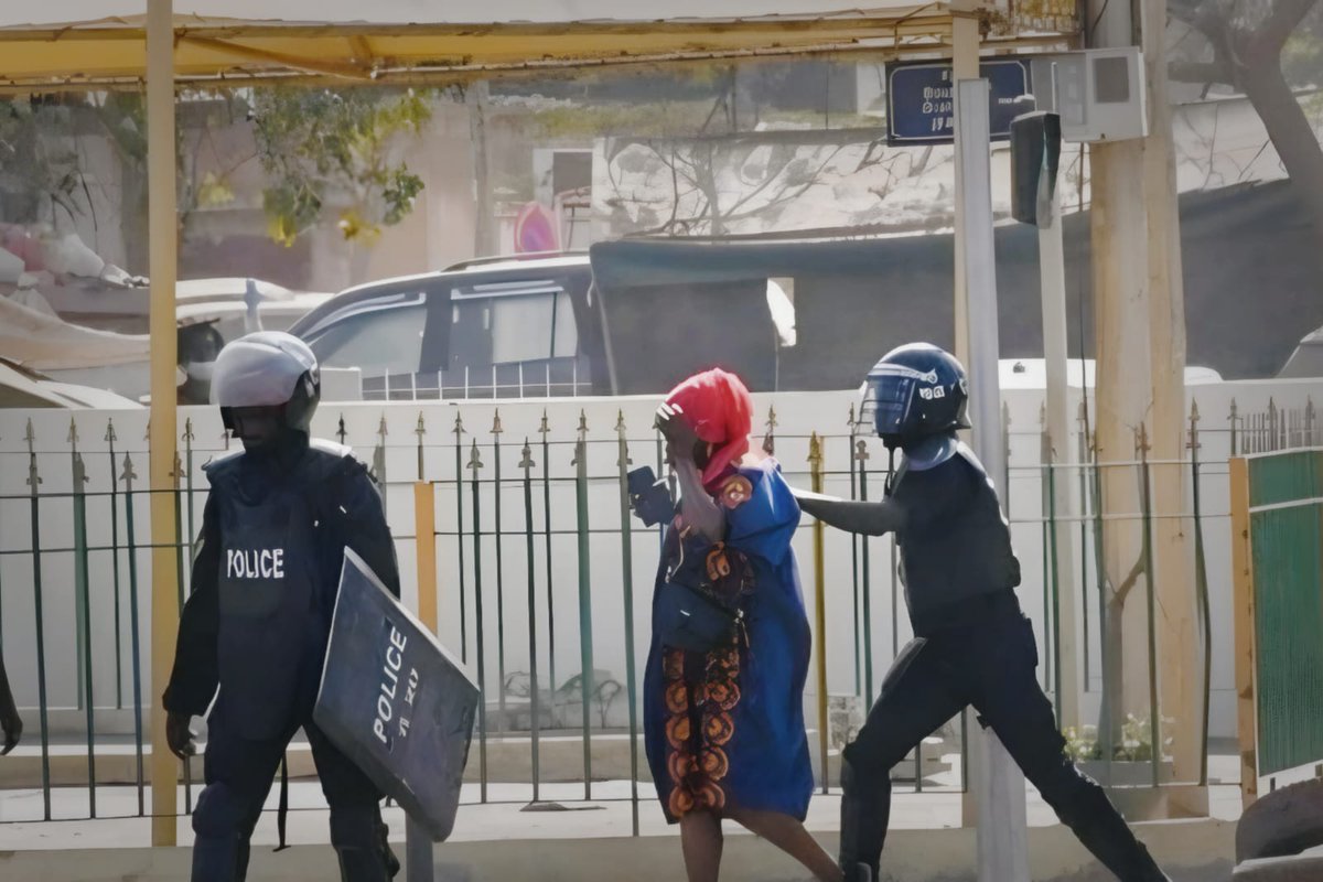 #Senegal: Police assault 25 journalists, including @absa_hane, @fannyjc4, #IsabelleBampoky & #NgonéDiop, covering protests over delayed elections. Women Press Freedom condemns attacks, demands authorities thoroughly investigate & hold responsible police officers accountable.