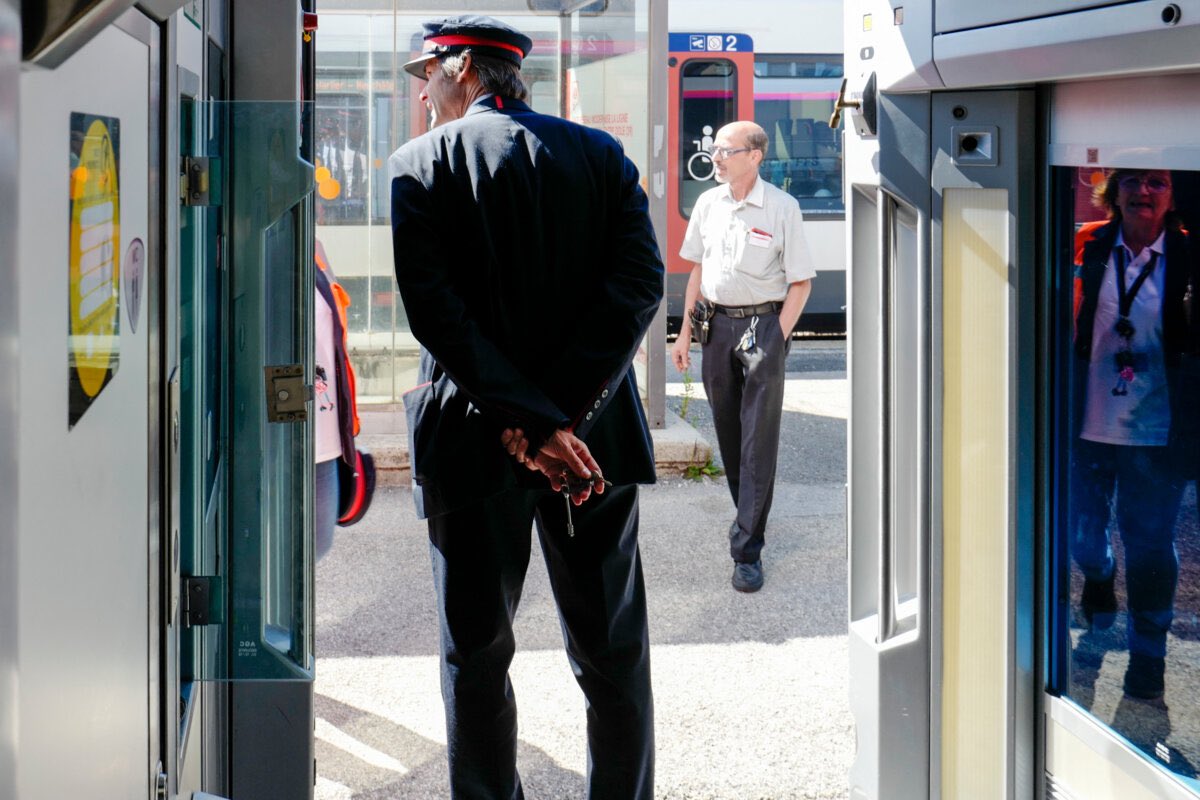 Les contrôleurs SNCF (et leur grève) font l’actu. 
Mais pas grand monde n’a l’air de comprendre pourquoi certains trains ne rouleront pas sans alors que d’autres y arriveront très bien. 
Thread ⤵️