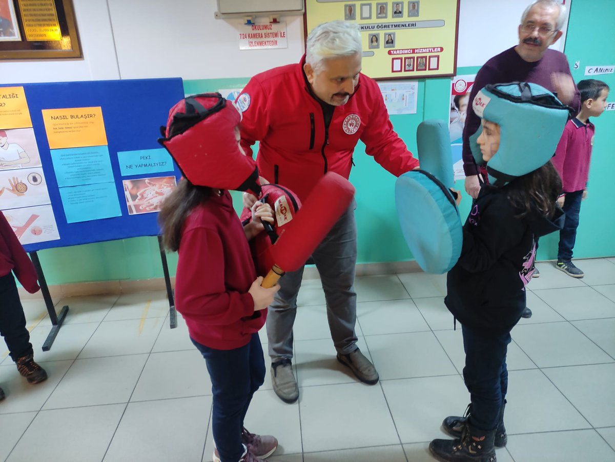 Merkezim Her Yerde faaliyetleri kapsamında Ayşebacı Şehit İsa Yavaş   İlkokulu ve Ortaokulundaki öğrencilerle buluştuk.Oyunlar oynayarak geçirdiğimiz bu güzel gün için tüm öğrencilere ve mavi yelekli gönüllülerimize teşekkür ederiz🙂👏
#MerkezimHerYerde
#GönüllülükKulübü