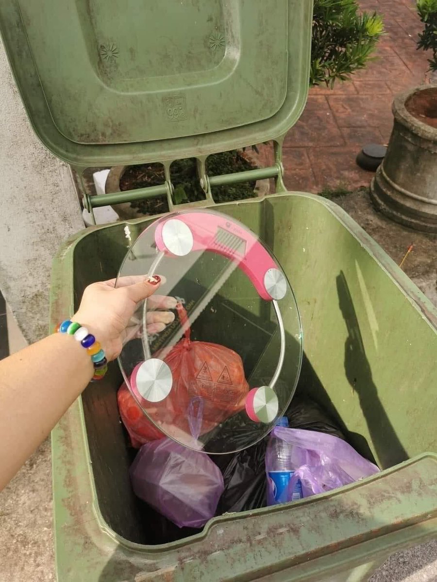 lustingromeo's tweet image. 家里老人说～新年期间，不吉利的东西要丢掉😊