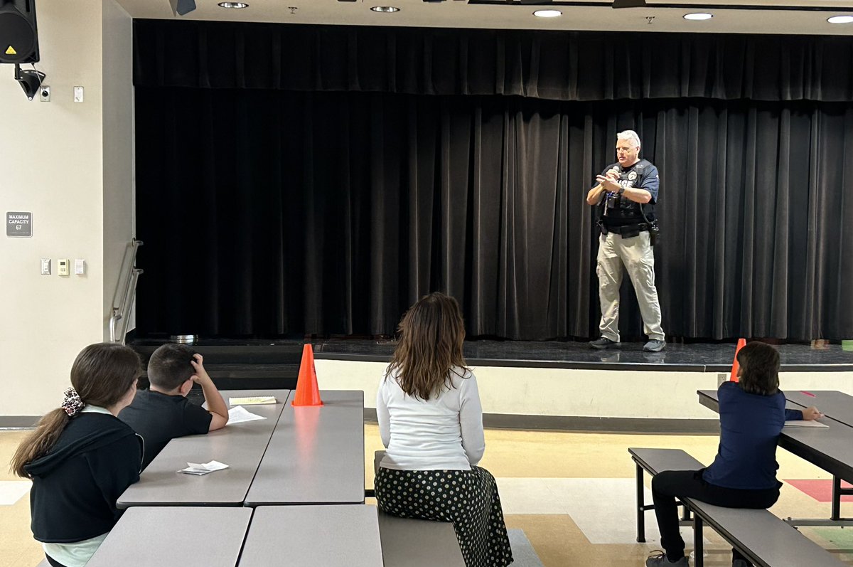 It’s SRO Appreciation Day, and our very own SRO Whitman is providing pointers to our top 7 Oration contestants. He goes above and beyond daily for our Leopards! @WinterParkPD @drbradshaw_ocps @EThomp815 @TrevorHonohan