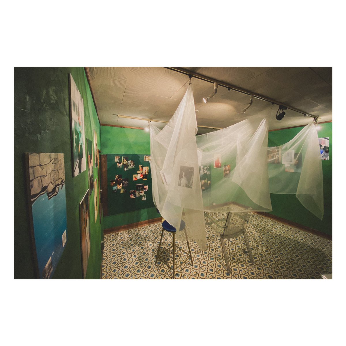 Naruhiro_2's tweet photo. 【 Ⅰ ness 】 - familia photo exhibition -

先日、2/10(土)をもちまして、無事に2週間の展示を終えました。

今回の写真展では"個性"という答えのない言葉の意味を深掘りしながら14人の被写体に焦点を当て、自分が在ることで相手を尊重できるようなそんな空間を意識しながら展示を行いました。 https://t.co/PZ1KZPUIkn