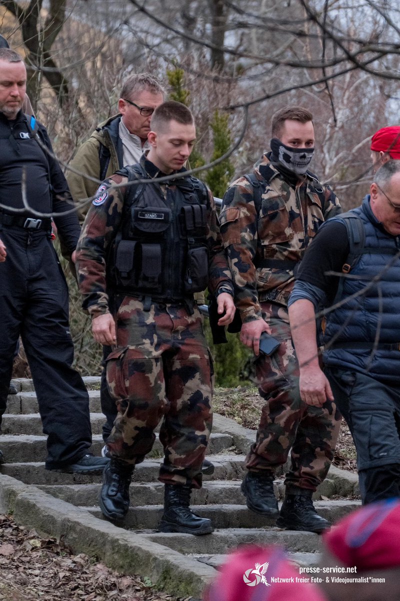 Unter den ca. 2.000 Teilnehmenden befanden sich österreichische &amp; deutsche Neonazis, darunter paramilitärische Neonazi-Gruppen wie "Combat 18", die neonazistische Kleinstpartei "Dritter Weg", "Gruppe Sport &amp; Technik" aus dem Umfeld von Küssel, sowie Personen der "Tanzbrigade".