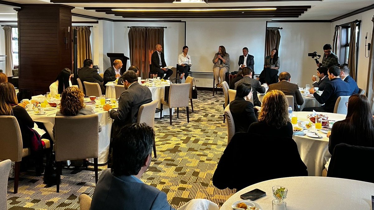 CRCCol's tweet photo. @linaduquedelv @CCIT_ "Buscamos ir a las regiones para entregar distinta información, usamos pataformas digitales como #AulaCRC y entregamos cartillas para explicar la importancia del despliegue de la tecnología y de la infraestructura TIC": @linaduquedelv en @CCIT_ https://t.co/ckPr8my8UT