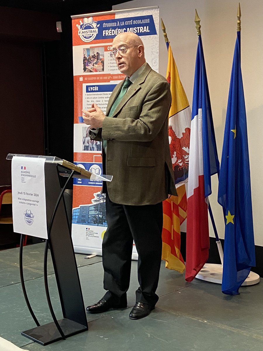 Le Recteur @BernardBeignier présent à la <a href="/CiteMistral/">Cité scolaire Mistral</a> d’Avignon.
➡️ distribution aux élèves de « Longo-mai! » ouvrage scolaire en #provençal à destination des lycéens,
➡️ cet ouvrage inédit est adossé aux programmes d’enseignement de langues vivantes étrangères et régionales.