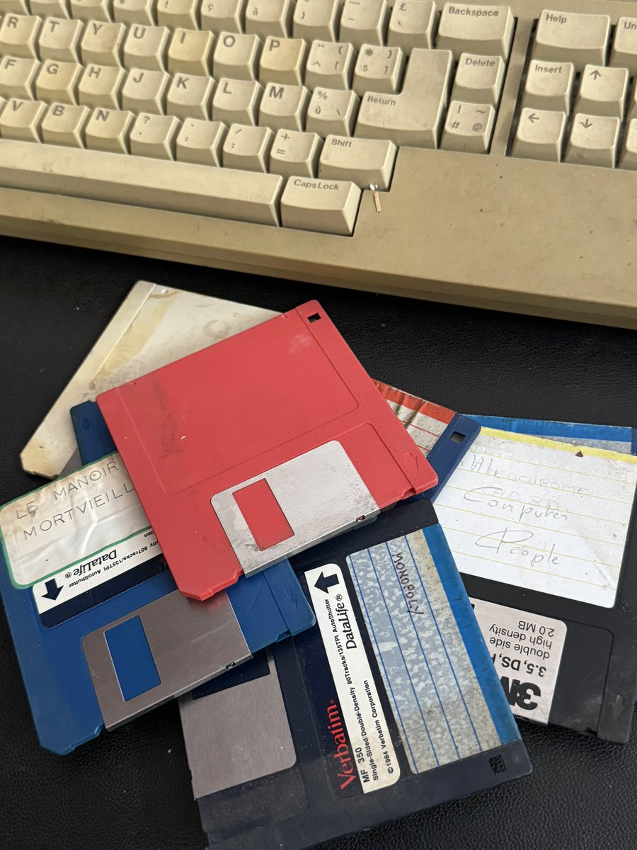 ocomar's tweet image. Got this old #Atari 520STF in a great condition a couple of years ago. 
Can’t wait to find the monitor cable and test it. 
Hope the floppy disks are still readable. 
#OldGeek