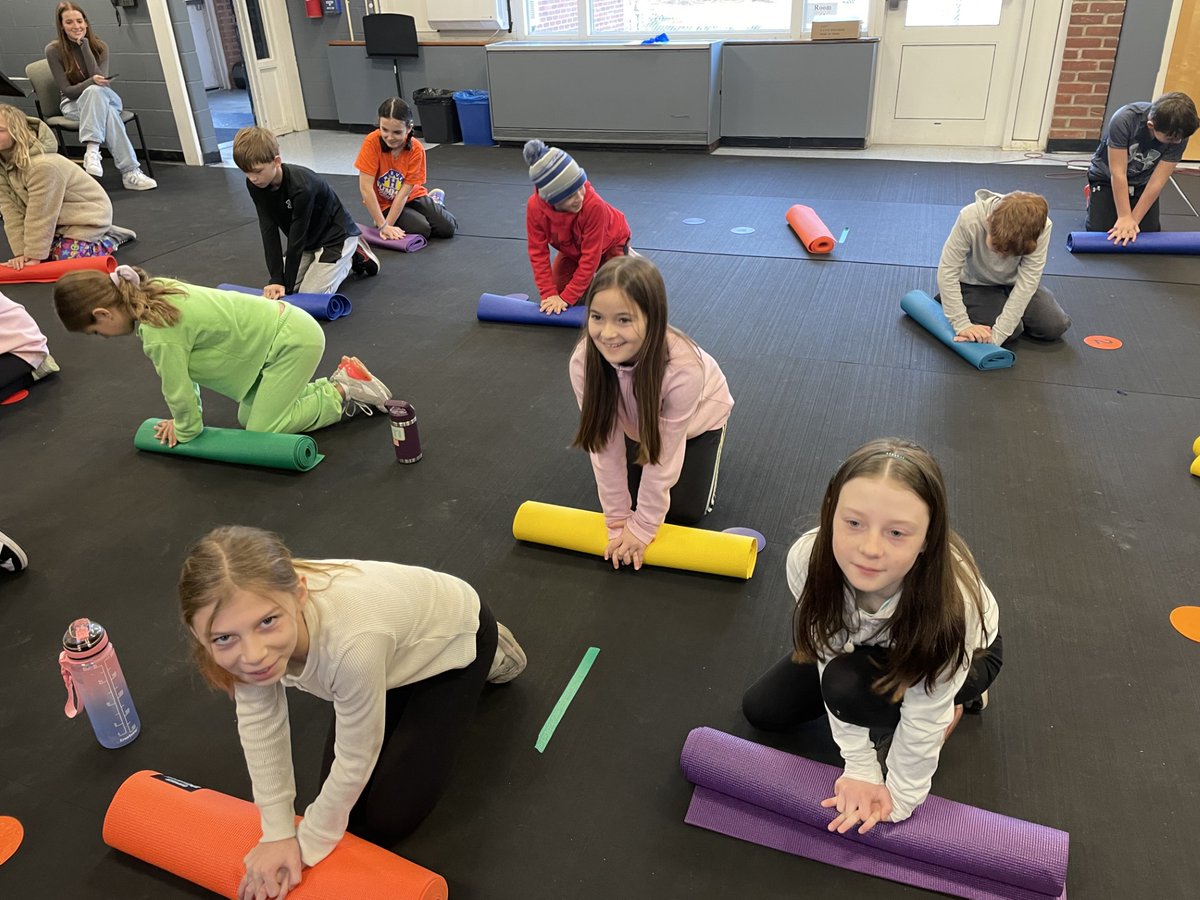 BCSDNOTES's tweet photo. Pound Ridge Elementary School students recently spent some time in the Wellness Room to learn hands-only CPR in PE as part of the Kids Heart Challenge. ❤️ https://t.co/jyMTmD6Vxk