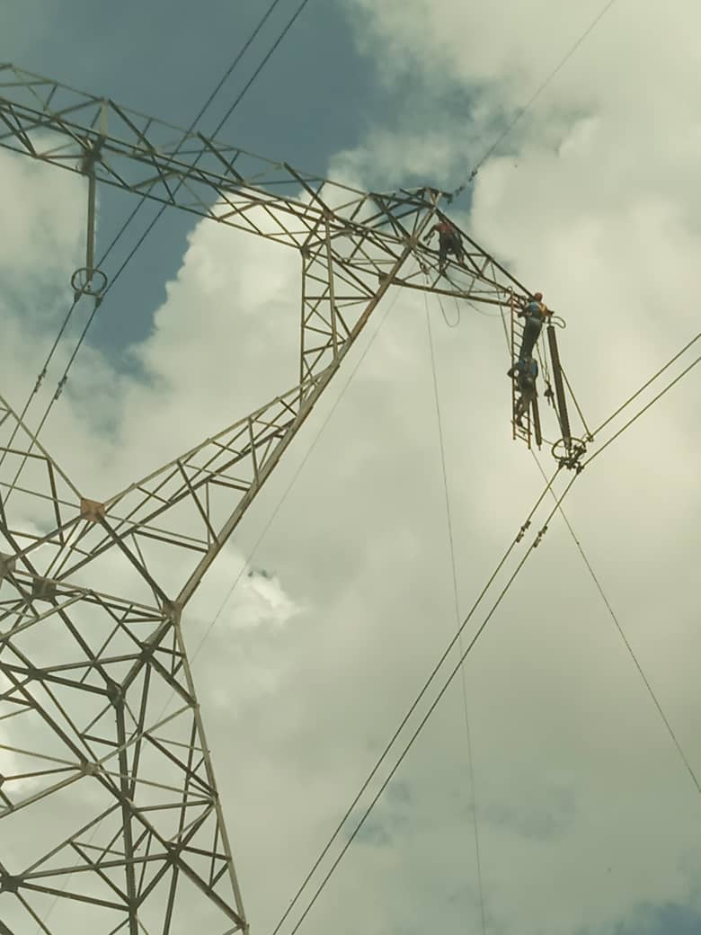 CorpoelecInfo's tweet photo. ⚡️ 𝔾𝕦𝕒́𝕣𝕚𝕔𝕠

Fuerza trabajadora de #Corpelec efectuó maniobras preventivas en la línea San Gerónimo B - Horqueta 765 kV para asegurar la transmisión de la energía en esta  estratégica red del #SEN. https://t.co/cwdfPQ6fMD