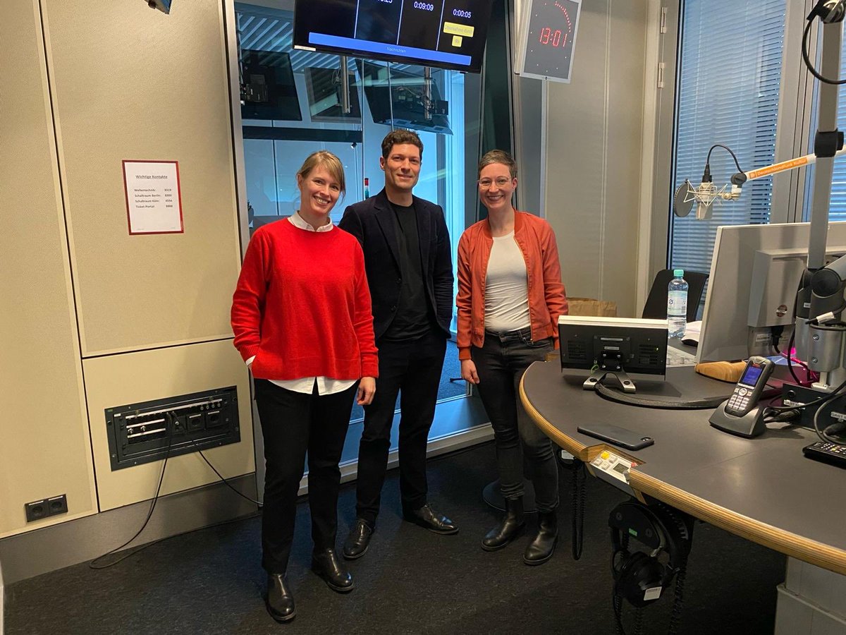 Ronen Steinke (@ronensteinke) on Twitter photo Danke für die Einladung ins <a href="/dlfkultur/">Deutschlandfunk Kultur</a> #studio9, liebe <a href="/jana_klaro/">Jana Münkel</a>: über #ZUSAMMENLAND, die heute gestartete Initiative von <a href="/SZ/">Süddeutsche Zeitung</a>, <a href="/DIEZEIT/">DIE ZEIT</a> u.a. - und gemeinsam mit <a href="/markard_chair/">Public Law & Human Rights</a> (woohoo!!) über das Völkerrecht in our time. Danke für die Einladung ins <a href="/dlfkultur/">Deutschlandfunk Kultur</a> #studio9, liebe <a href="/jana_klaro/">Jana Münkel</a>: über #ZUSAMMENLAND, die heute gestartete Initiative von <a href="/SZ/">Süddeutsche Zeitung</a>, <a href="/DIEZEIT/">DIE ZEIT</a> u.a. - und gemeinsam mit <a href="/markard_chair/">Public Law & Human Rights</a> (woohoo!!) über das Völkerrecht in our time.