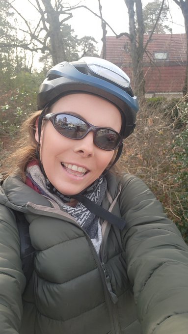 Poussez vous j'arrive !!! 😛😛😛 Bonne journ&eacute;e les coquins BizzXXL 😘 https://t.co/eovnGNEyAq