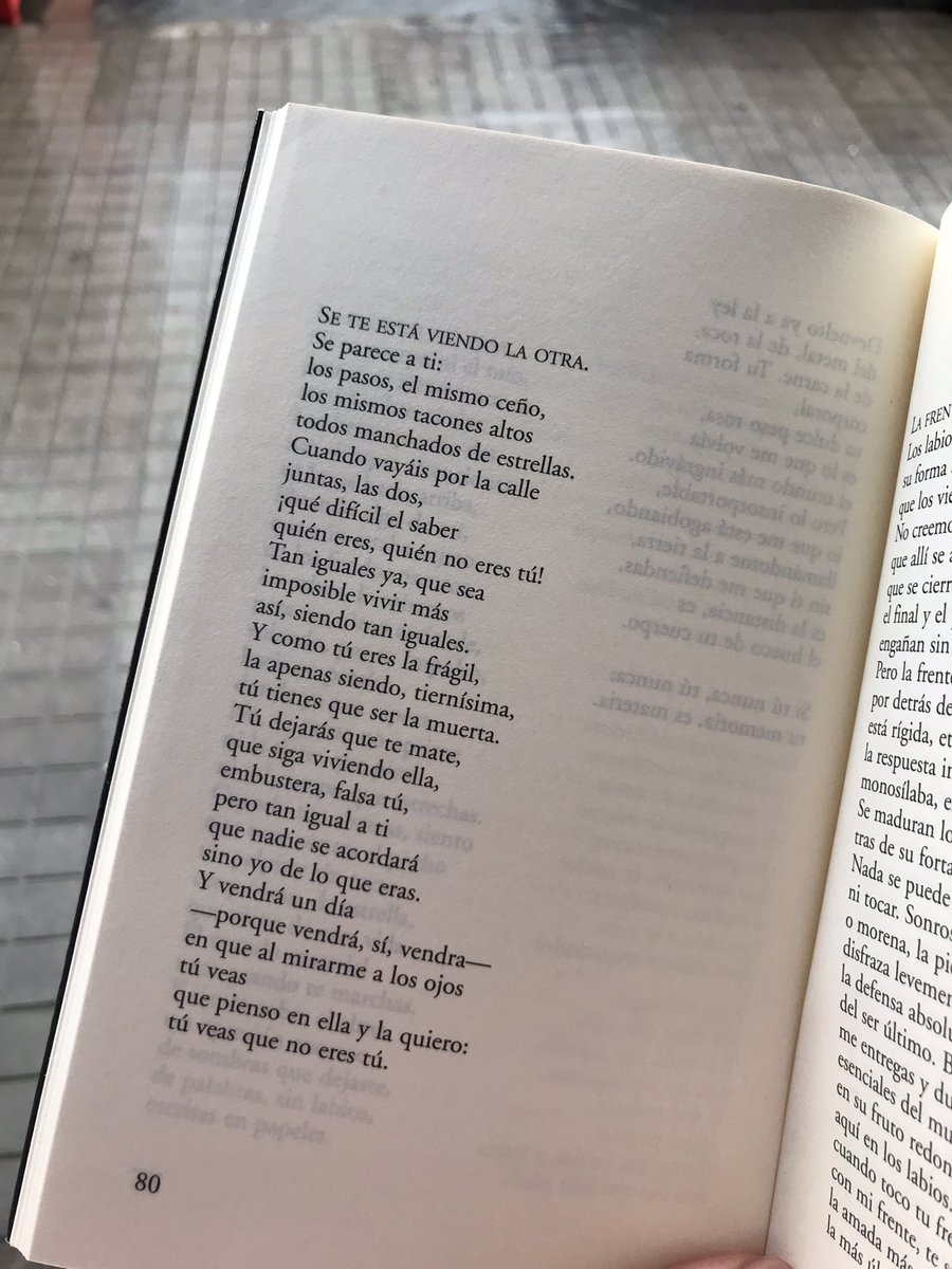 Guarecido de la lluvia con Salinas.