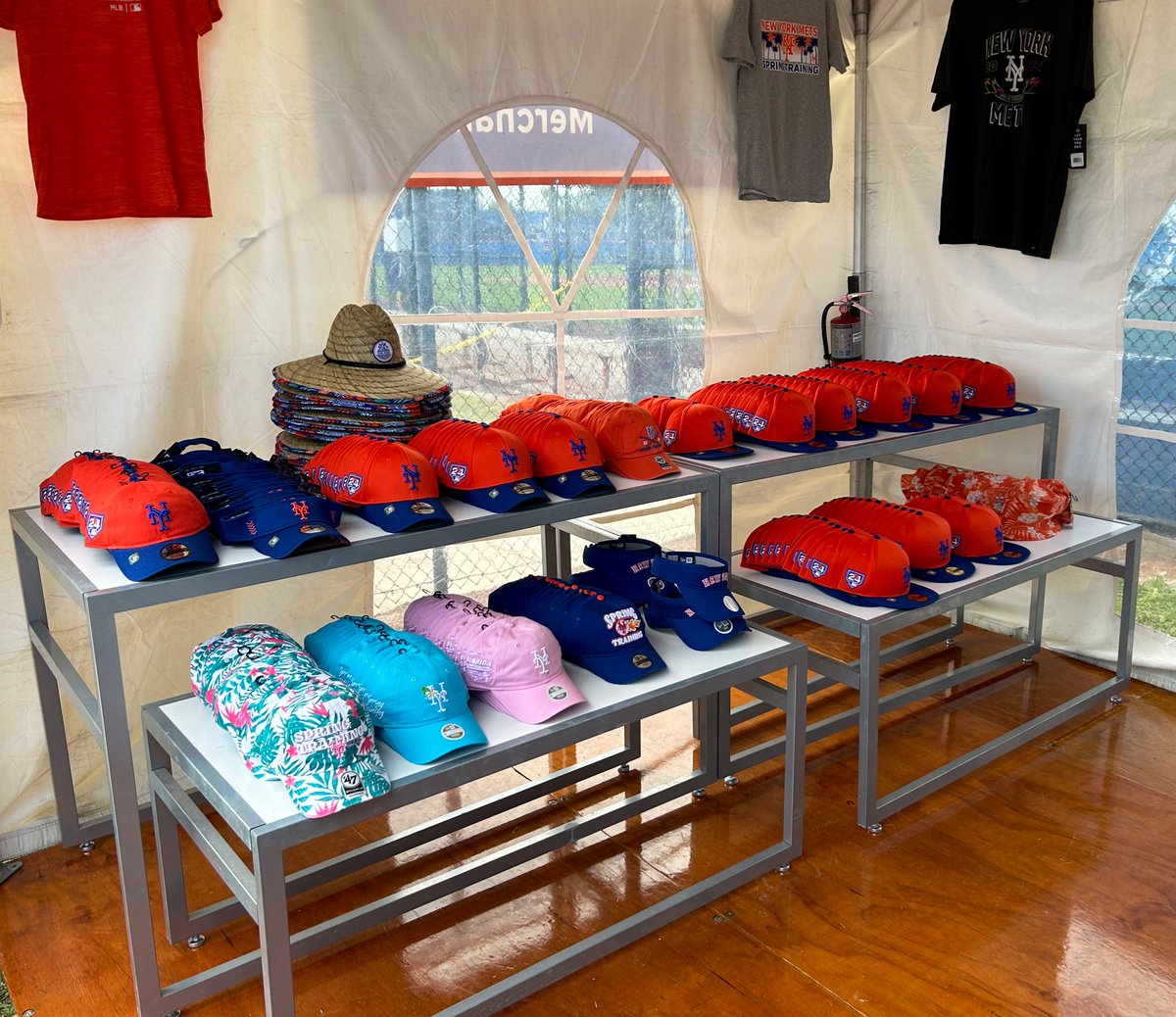 Mets Team Store tweet media