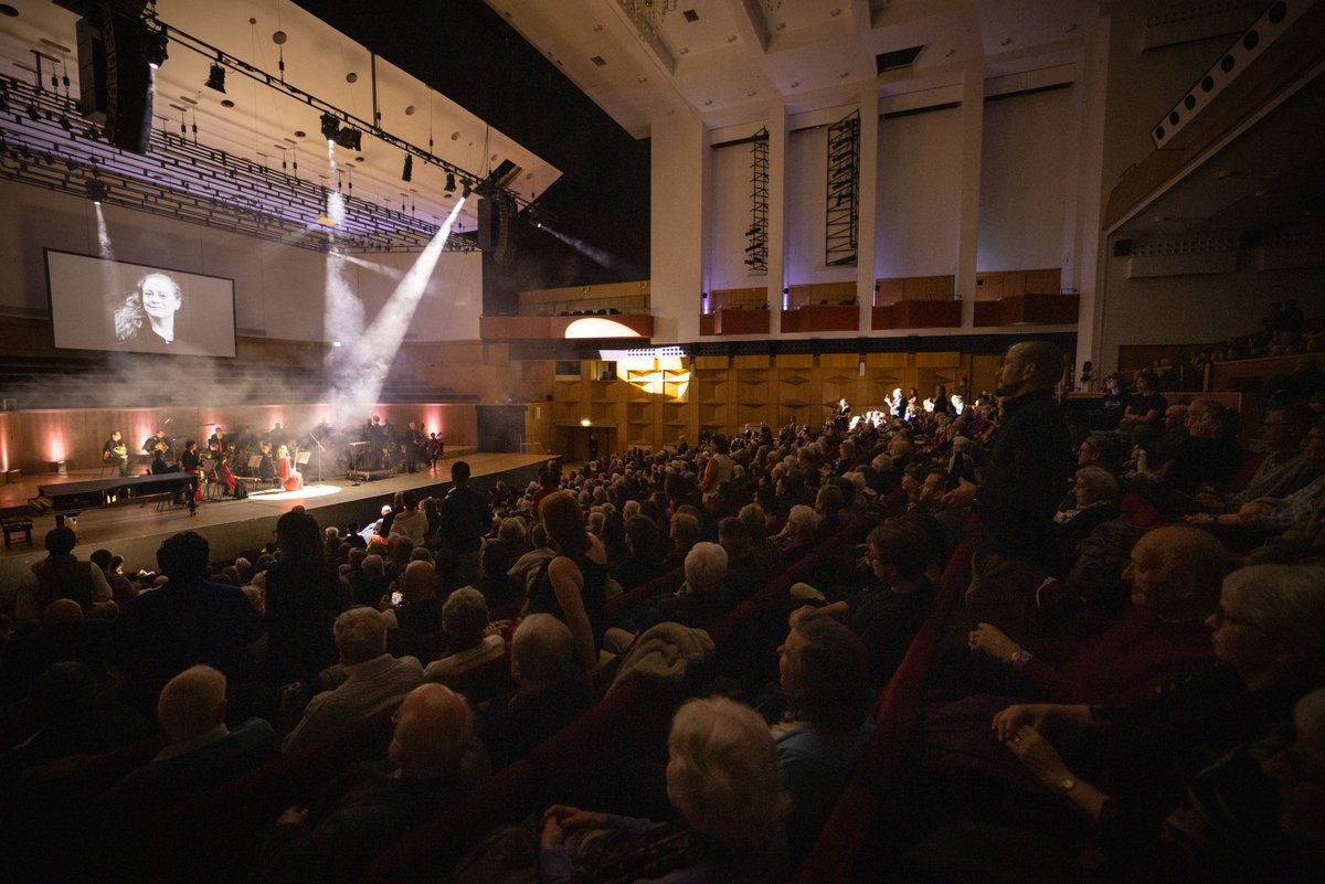 On Saturday, our 100 Faces of Croydon were each given a metronome as part of our 75th bday celebrations. To open our concert, the faces stood up one-by-one & performed Ligeti's Poème Symphonique for 100 Metronomes as their photos were projected on the big screen. 📸Glenn Foster