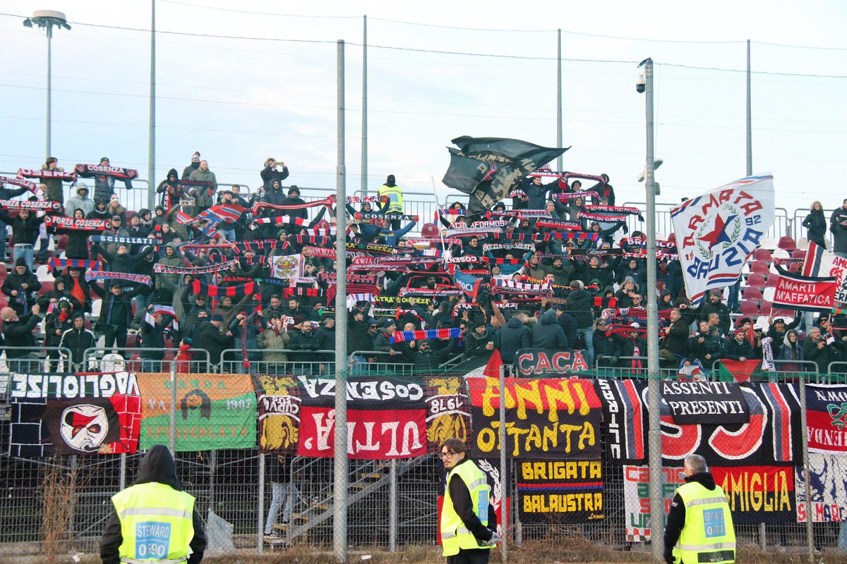 CosenzaOfficial's tweet photo. Prevendita rossoblù per Lecco a quota 673 🐺❤️💙
La capienza del settore ospiti è 823: facciamo sold out? C’è tempo sino alle 19:00 di domani ⏳
#ForzaLupi #LECCOS https://t.co/Vz4KRPGvix