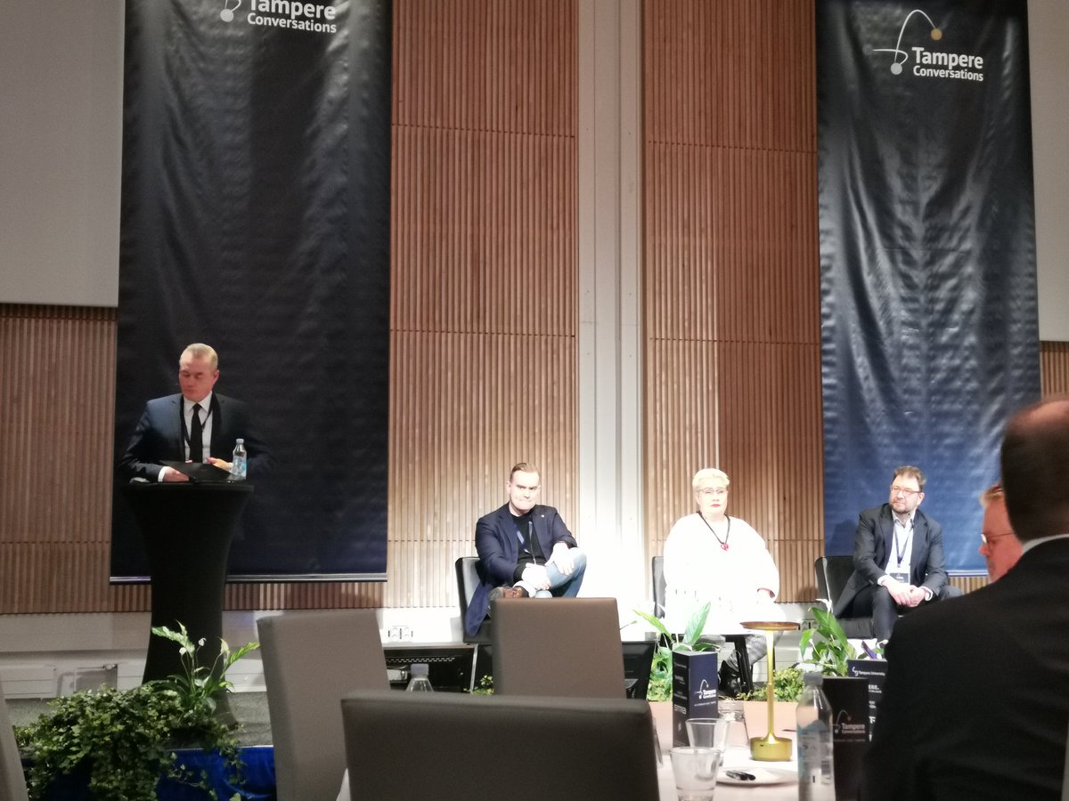 Suomalaiset poliitikot ovat kyllä perillä tekoälystä. Erityispisteet <a href="/spietikainen/">Sirpa Pietikäinen🇫🇮🇪🇺</a> ja @AtteHarjanne jotka puhuivat asiantuntevasti, ilman kiertohöpinöitä vilisevää poliitikkokieltä ja olivat kaikin puolin viihdyttäviä esiintyjiä. <a href="/treconversation/">Tampere Conversations</a> ✨️✨️