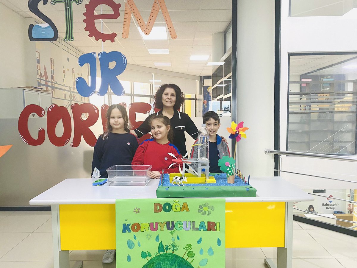 STEM Junior dersi Yeşil Dünyamız Temasında 3. Sınıf öğrencilerimiz  yenilenebilir enerji kaynaklarından yola çıkarak  rüzgar ve su gücüyle çalışan modellerini sunum yaparak  velilerine sergilediler. #heranımdabahçeşehir #STEMEXPO #STEMJunior #STEMGelecektir