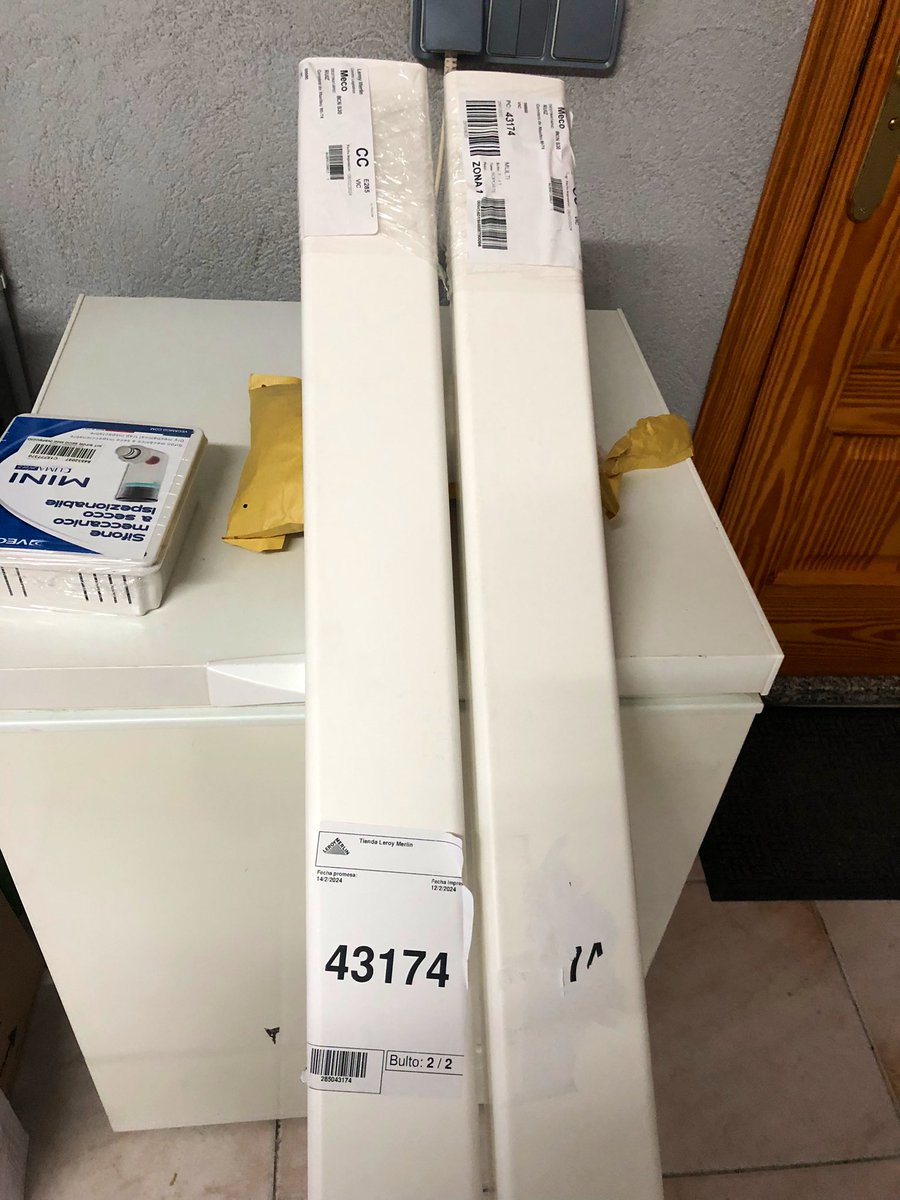 ManuTdi82's tweet photo. @leroymerlin_es las pegatinas que ponéis en los pedidos online sobran…. Hay que buscar otro sistema. Ahora como quito yo esto de esta canal? Se queda toda la pegatina medio rota… https://t.co/e44UZooS2J