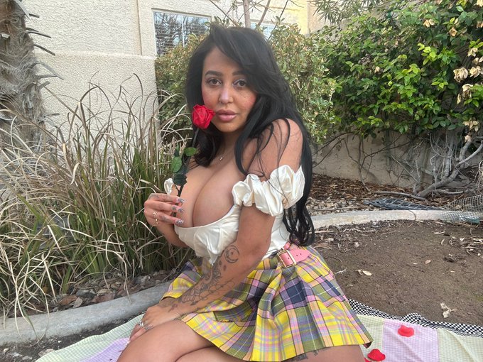 I&rsquo;m sending a free photo set to those who sign up today :) <3   https://t.co/Bqv8PTeDD9 https://t.co