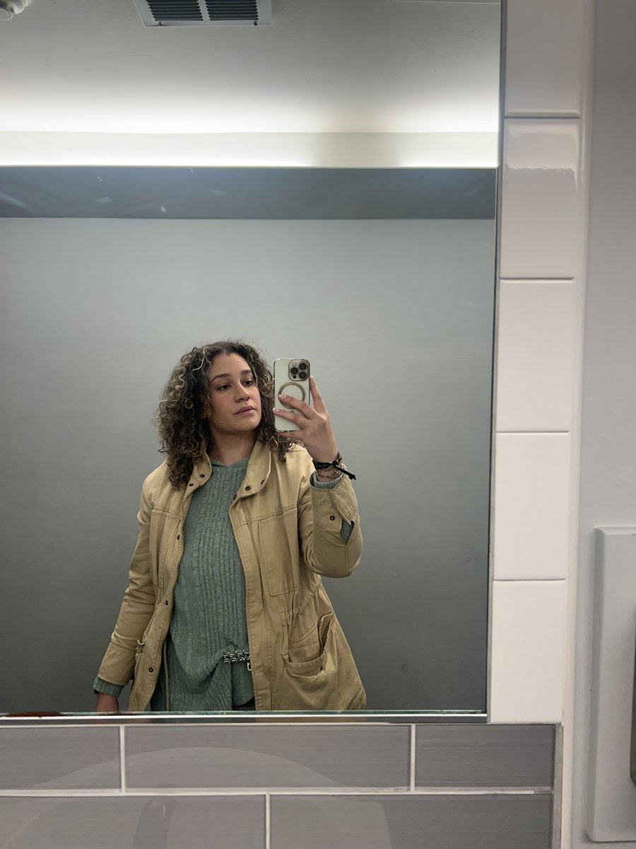 MelVanBeethoven's tweet photo. I never know where to look for a mirror selfie https://t.co/yo8USfUQCC