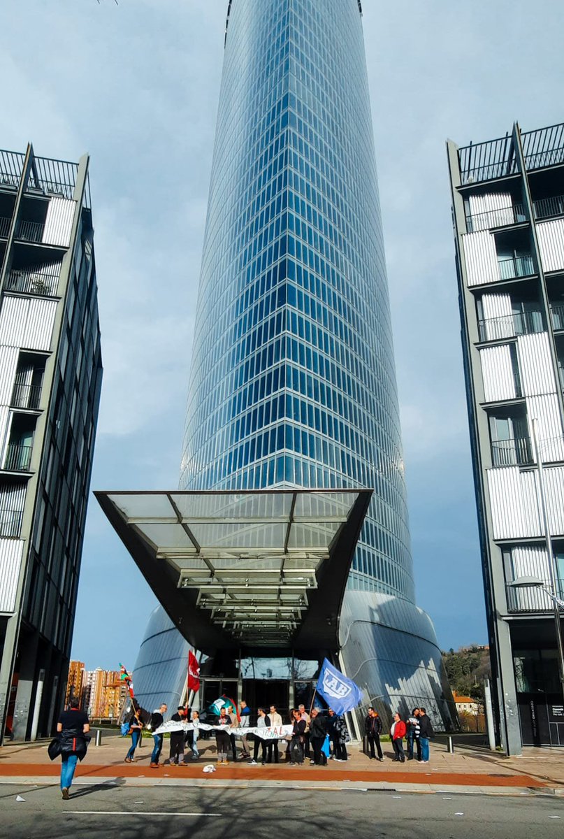 📸 ¡Todo sube menos nuestro salario!
Los trabajadores y trabajadoras en IDE (Informática de Euskadi) exigen a Accenture que deje de congelar  los salarios de la plantilla y que asegure unas subidas salariales acordes al incremento del coste de la vida.