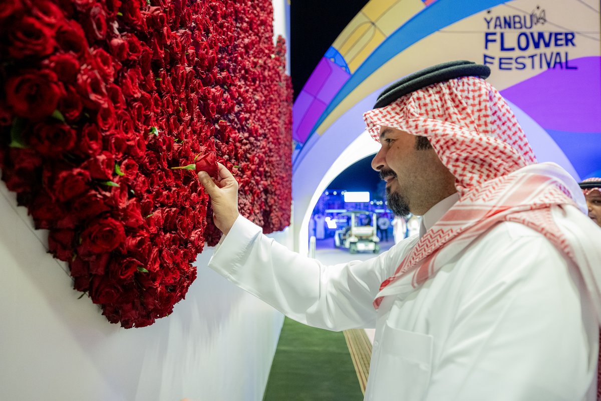 imarat_almadina's tweet photo. في مهرجان الزهور والحدائق في #ينبع.. 
موسوعة جينيس العالمية للأرقام القياسية تعتمد أكبر كلمة مكونة من الزهور الطبيعية باسم #خادم_الحرمين_الشريفين الملك #سلمان_بن_عبدالعزيز - حفظه الله -. https://t.co/PuZ0C2DqwJ