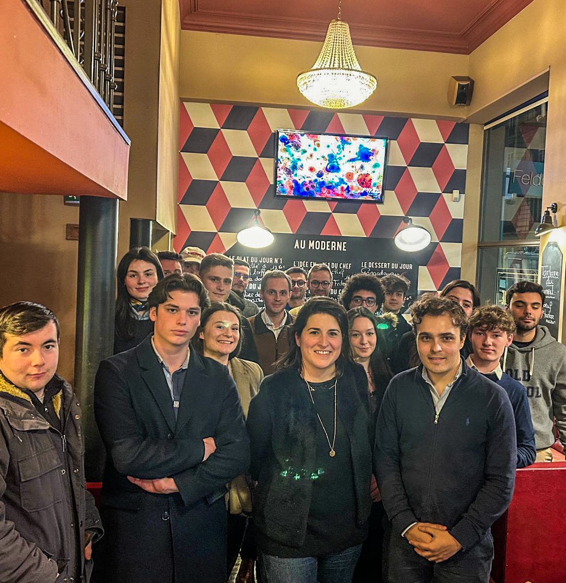 LJEaura's tweet photo. Les @JeunesEnergies AURA étaient réunies ce soir pour échanger en toute convivialité sur le programme de @Nouv_Energie et de @davidlisnard ! https://t.co/c9mVmoldGc