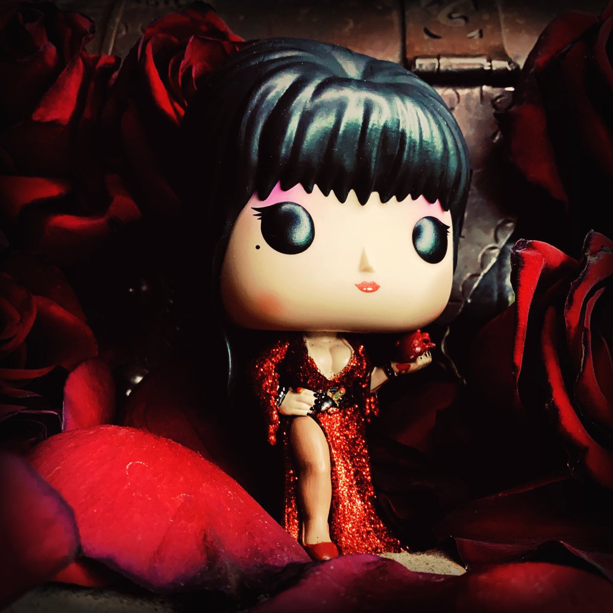 FunkinAdventur's tweet photo. 🥀🖤Elvira🖤🥀
Our entry for the “Lonely Hearts Club” 💔
#FunkinAdventures
@OriginalFunko #Funko #ValentinesDay #FunkoPhotoADayChallenge
#MyFunkoValentine #FunkoFunatics #FunaticallyEverAfter #FOTW #FOTM #Elvira #MyFunkoStory #FunkoFamily https://t.co/ueHed5rVoW