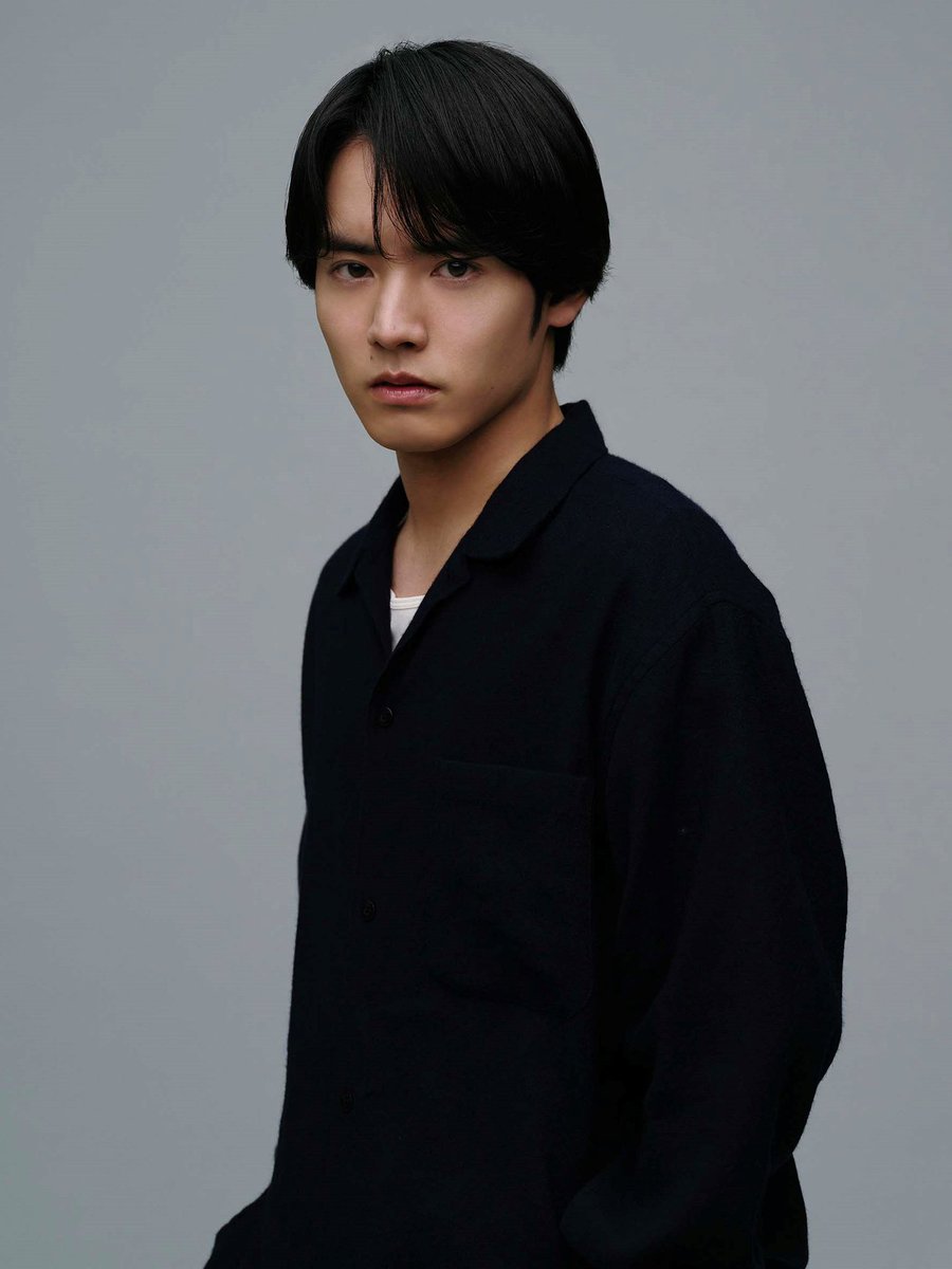 revenge_fujitv's tweet photo. フジテレビ系 4月木曜劇場
「Re:リベンジ-欲望の果てに-」

／
 フジ連続ドラマ初主演✨
 #赤楚衛二 さん
＼

日本屈指の巨大病院の理事長の息子であるが、
医師にはならず、出版社で記者として働く
天堂海斗(てんどう・かいと）を演じます！

初回放送 4/11(木)よる10時（※15分拡大）

#Reリベンジ https://t.co/uFIWLCVrlb
