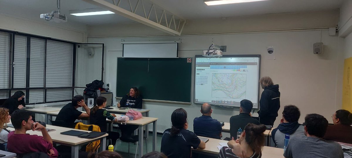 alexmegapc's tweet image. Avui amb el mestre @meteopolita fent una ponència a la Facultat de Ciències de l’Educació i Psicologia en el Màster de Formació del Professorat en l’especialitat de geografia a la universitat @universitatURV @geografiaURV Amb el professor @ibangbc  #meteo