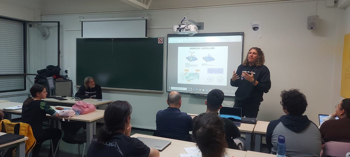alexmegapc's tweet image. Avui amb el mestre @meteopolita fent una ponència a la Facultat de Ciències de l’Educació i Psicologia en el Màster de Formació del Professorat en l’especialitat de geografia a la universitat @universitatURV @geografiaURV Amb el professor @ibangbc  #meteo