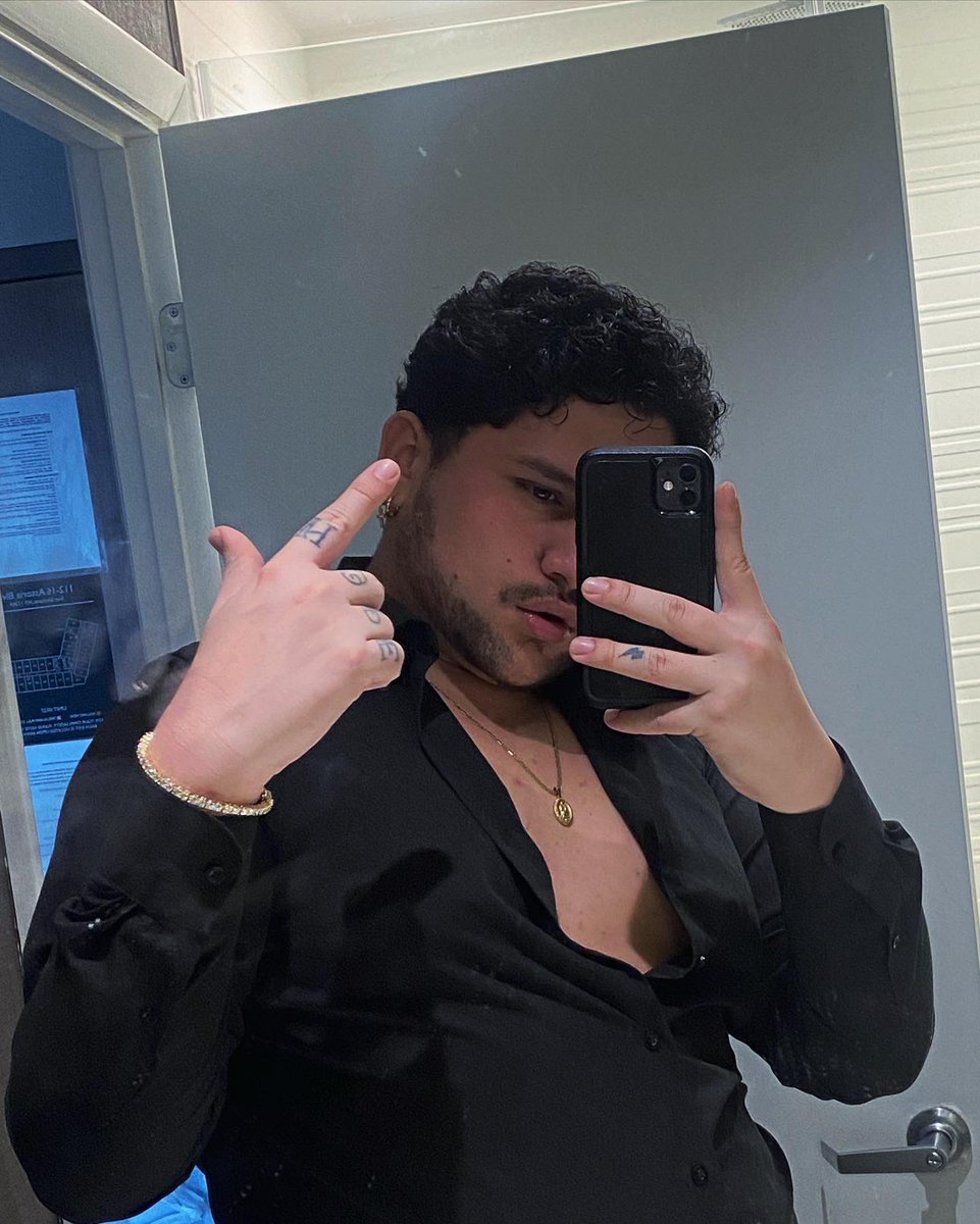 No estaré guapo pero caigo bien porque soy chistoso y medio pendejo.