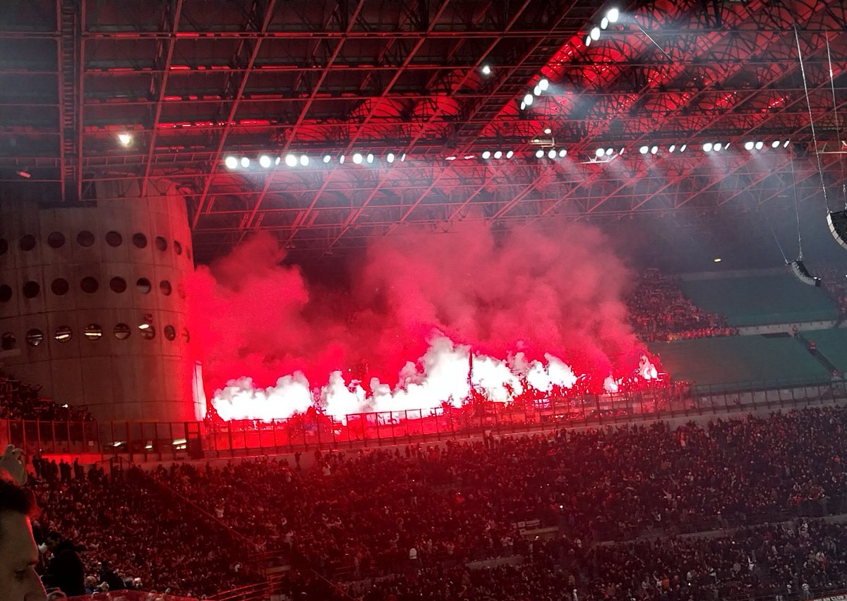 ActuL1_'s tweet photo. CRAQUAGE RENNAIS À SAN SIRO 🧨❤️🖤

📸 @regisdupont https://t.co/gbqqowKaqK