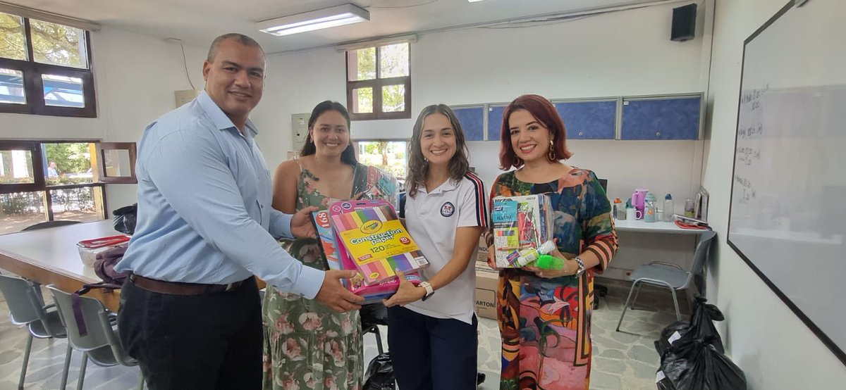 EducacionMed's tweet photo. 🤩¡Estamos felices! 🥳
El colegio Montessori donó 40 kits escolares, junto con borradores y lápices que complementarán otros kits, para seguir trabajando por la #EducaciónEnMedellín💪🏻

¡Gracias a todas las empresas que se han sumado a la campaña #EnElColegioEllosCuentanConVos !💙 https://t.co/F5555IkMHz