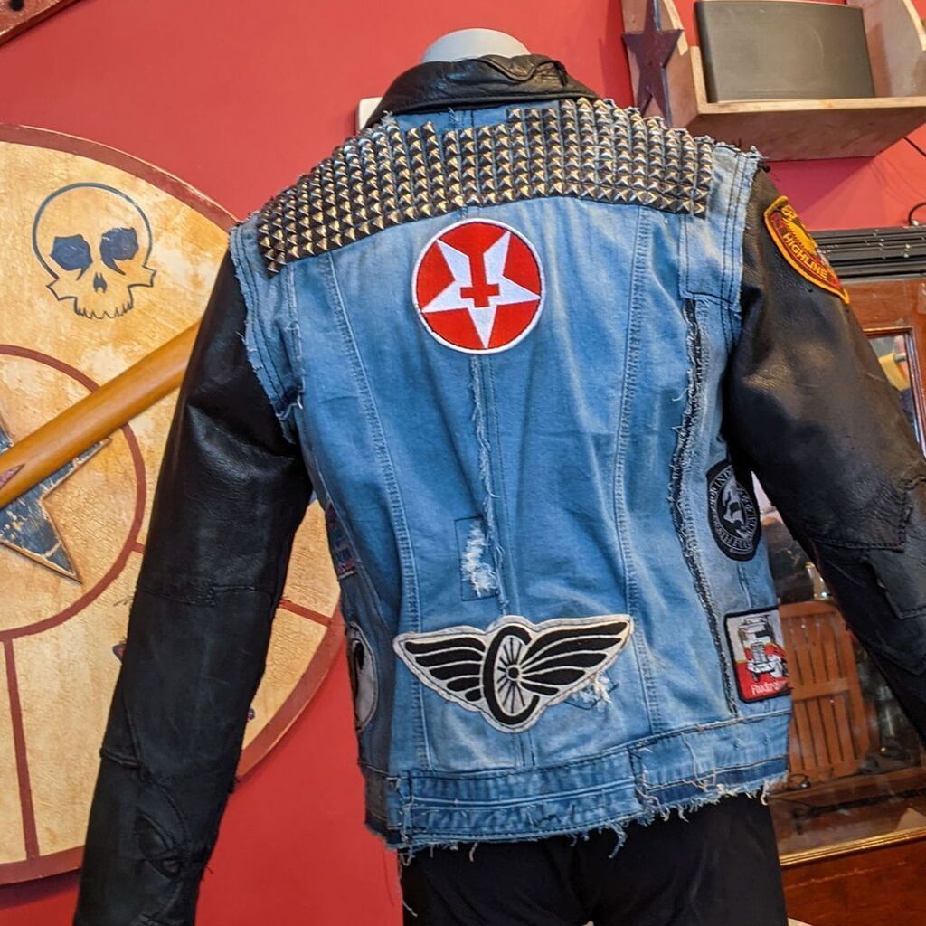 deliciousboutiq's tweet photo. Spotlight on #junkerdesigns today with the #badass Denim & Leather Studded Jacket.
.
.
.
.
.
.
#deliciousboutique #alternativefashion #slowfashion #fishtown_philly #phillyfashion #leatherjacket #denimjacket #jeanjacket #studdedjacket #badassjacket #patch… https://t.co/YZ4LzOXjBU https://t.co/3BSHVMYqrC