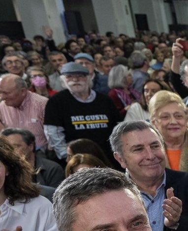 Vigo, fai uns minutos. 

Mitin cun Presidente que non vai aos debates e cunha muller que nos quita o AVE con Portugal e rise dos nosos montes chamándoos “montes de eucaliptos”. Isto é o PP aquí.

Sei que moitos non sodes así e queredes un cambio, sei que isto non vos representa.