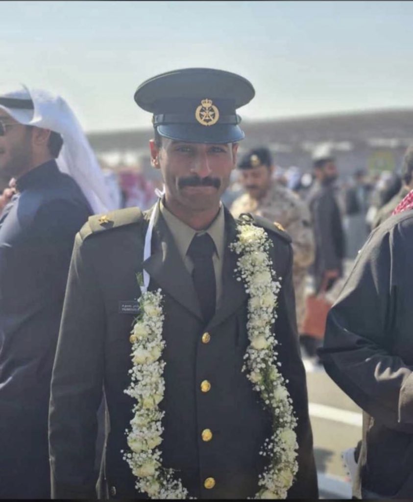 AZIZ_BN_SATTAM's tweet photo. جعله مبارك التخرج والنجمة هي الي تفتخر فيك
وجعل فالك السيوف يبو صطام 

الملازم المهندس / حمود بن صطام المهاشير

بشرو الجيش الكويتي بظابطنا لاشن غاره
يزعزع الامن القومي فكل الكوره الارضيه

#تخرج_ضباط_اختصاص_الجيش https://t.co/0qSRUJ10BG