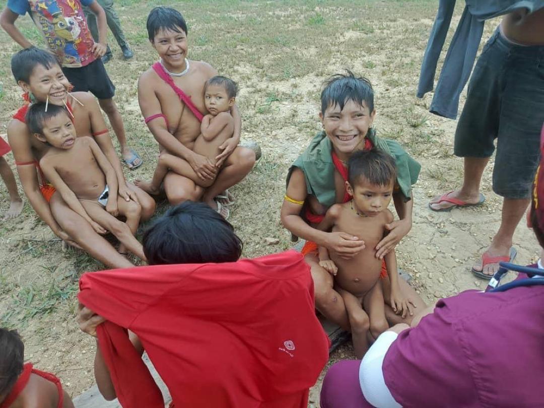 214Cmnal94029's tweet photo. La Guardia del Pueblo se despliega en el municipio Alto Orinoco del Estado Amazonas en campaña de atención social al pueblo yanomami Venezolano! Venezuela optimista, rumbo a la recuperación definitiva y afirmativa de nuestra patria! #MiliciaBolivariana7T https://t.co/6aNDxQxBwD
