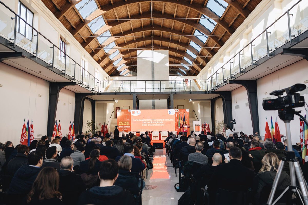 #politicheindustriali 

La prima giornata è partita da un’analisi sul #Mezzogiorno che in questi ultimi trent’anni in cui i vari governi hanno scelto di non costruire una #politicaindustriale ha pagato due volte. 
Sulle infrastrutture e sul welfare. 
<a href="/cgilpuglia/">CGIL Puglia</a>
